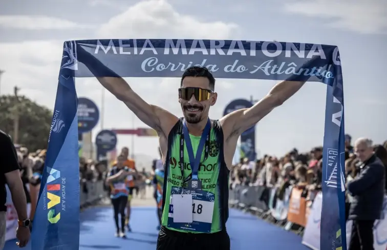 Fábio Oliveira com a faixa da Meia Maratona de Gaia.
